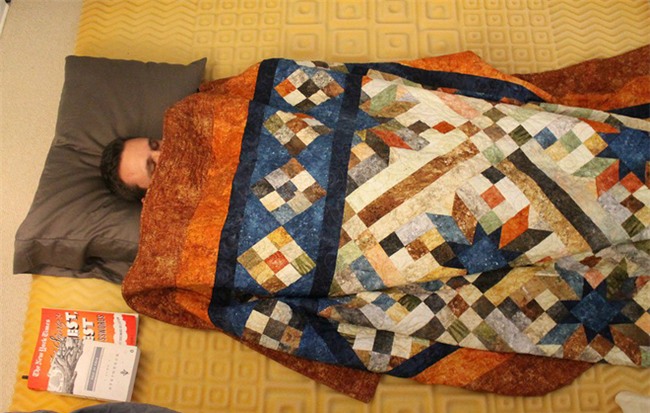 “Tôi cố gắng ngủ trên sàn nhà trong vòng một tuần và đây là kết quả chẳng ai ngờ đến” - Ảnh 1.