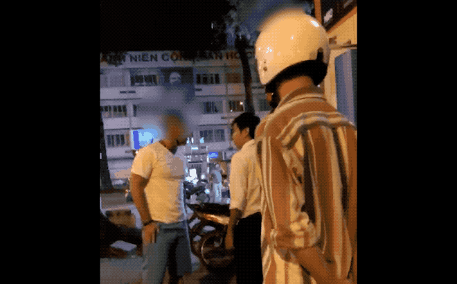 Va phải chàng Tây, tài xế taxi đau đớn nhìn chiếc gương bị vặt gãy