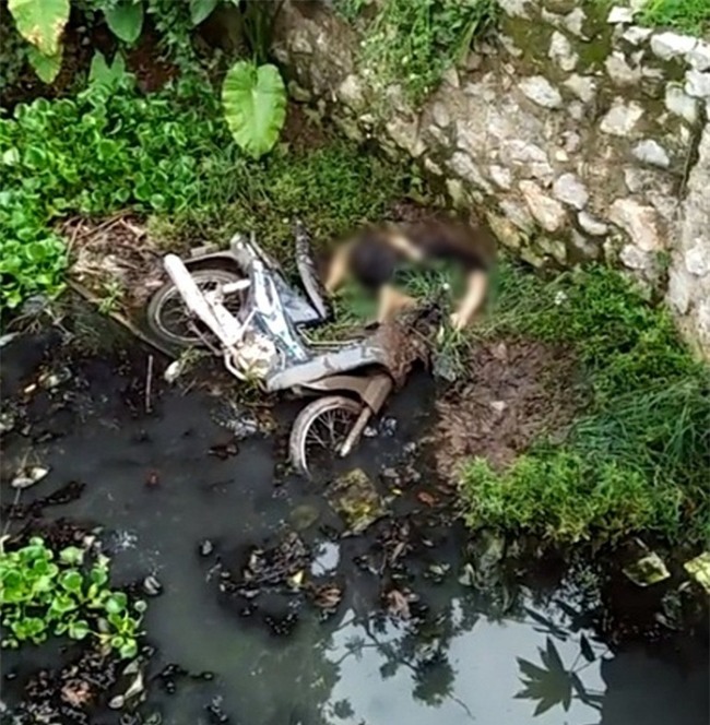 Tin nóng trong ngày: Phát hiện người đàn ông cắm đầu xuống mương nước tử vong ở Hà Nội - Ảnh 1.