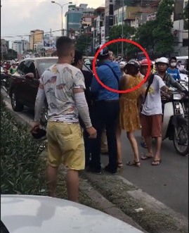 Sau va cham xe, hai tai xe xuong bat tay nhau va phan lan duong hinh anh 3