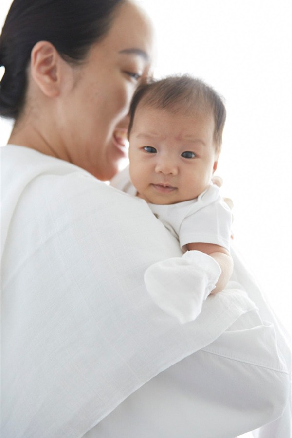 Vì sao các bà mẹ Thái Lan đều chọn khăn đơn sắc cho bé? -1