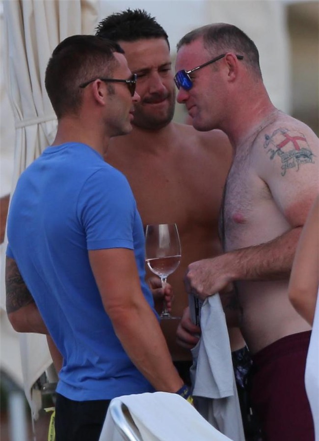 Wayne Rooney lo bung mo khi di nghi mat hinh anh 1