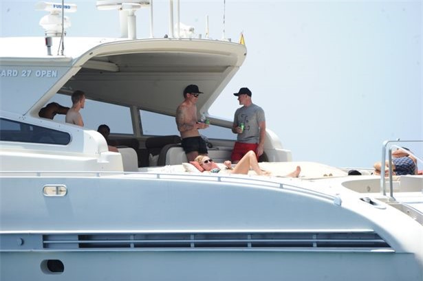 Wayne Rooney lo bung mo khi di nghi mat hinh anh 5