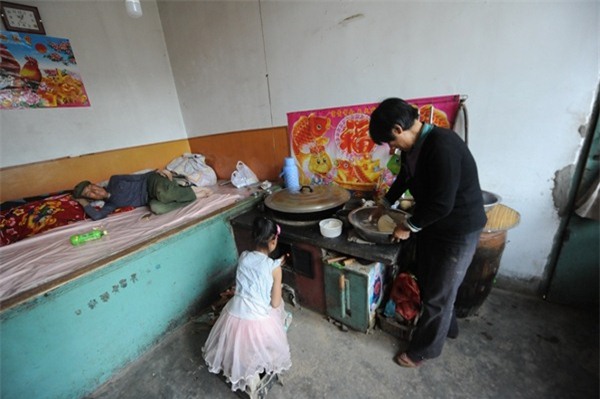 be gai 9 tuoi chay bo den kiet suc gao khoc "me oi dung di" - 1