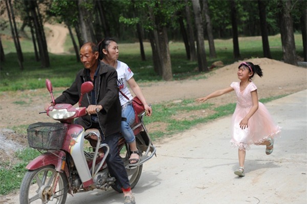 be gai 9 tuoi chay bo den kiet suc gao khoc "me oi dung di" - 10