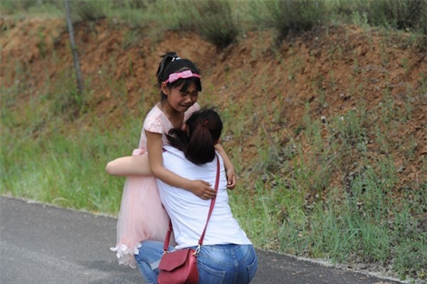 be gai 9 tuoi chay bo den kiet suc gao khoc "me oi dung di" - 11