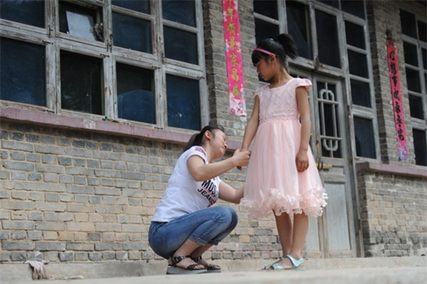 be gai 9 tuoi chay bo den kiet suc gao khoc "me oi dung di" - 2