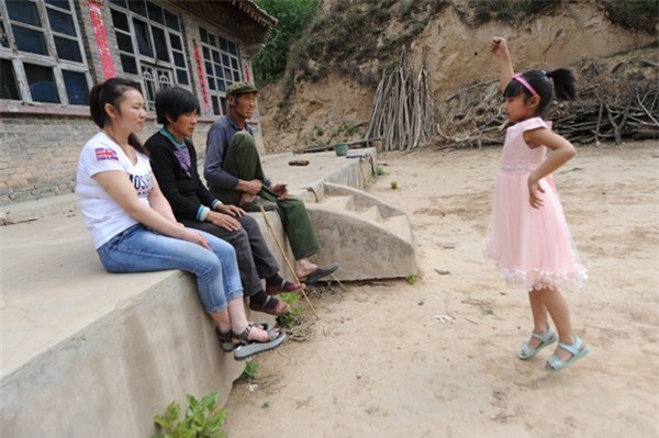 be gai 9 tuoi chay bo den kiet suc gao khoc "me oi dung di" - 3