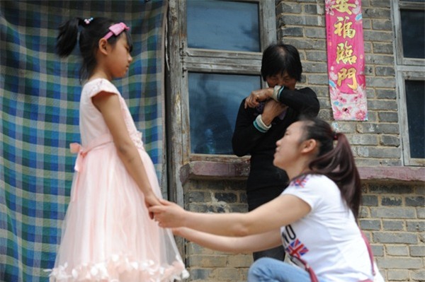 be gai 9 tuoi chay bo den kiet suc gao khoc "me oi dung di" - 4