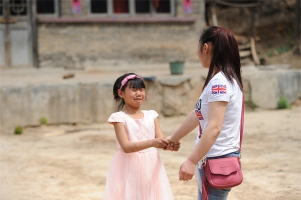 be gai 9 tuoi chay bo den kiet suc gao khoc "me oi dung di" - 6