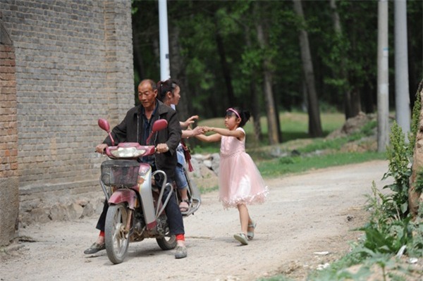 be gai 9 tuoi chay bo den kiet suc gao khoc "me oi dung di" - 7