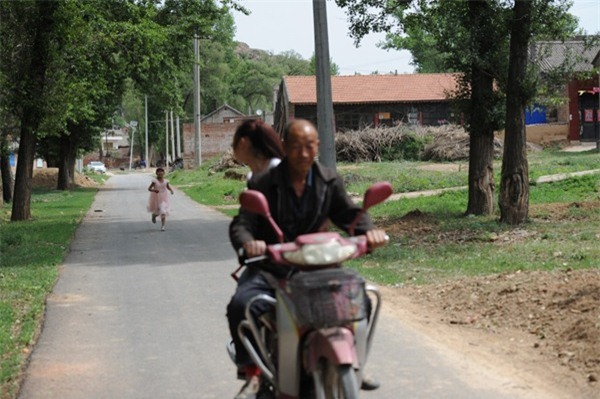 be gai 9 tuoi chay bo den kiet suc gao khoc "me oi dung di" - 8