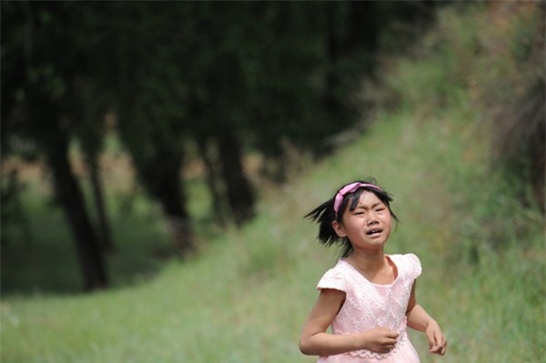 be gai 9 tuoi chay bo den kiet suc gao khoc "me oi dung di" - 9