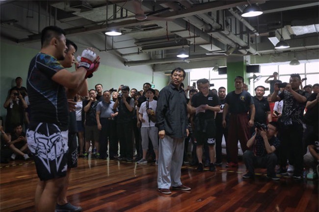 Từ Hiểu Đông ngông cuồng bị cảnh sát lôi đi, trước khi thượng đài với lão sư Thái Cực - Ảnh 2.