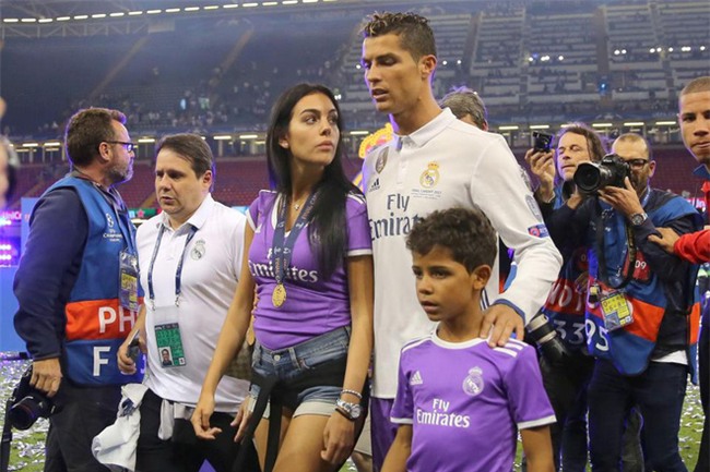 Bạn gái Ronaldo mang bầu bé gái được 5 tháng - Ảnh 2.