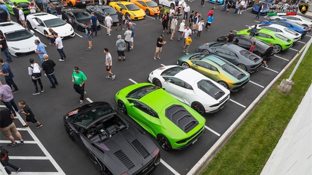 12 chiếc siêu xe hàng hiếm Lamborghini Aventador SV đủ màu sắc xuất hiện tại Mỹ - Ảnh 2.
