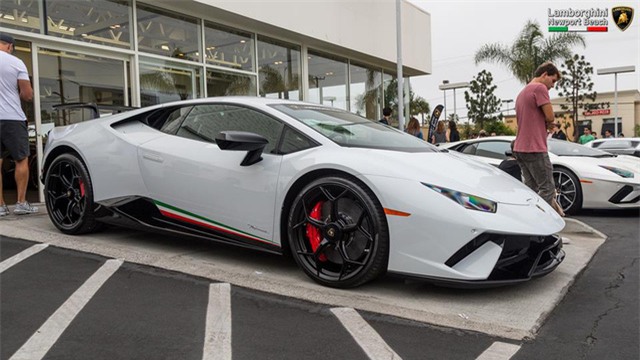 12 chiếc siêu xe hàng hiếm Lamborghini Aventador SV đủ màu sắc xuất hiện tại Mỹ - Ảnh 14.