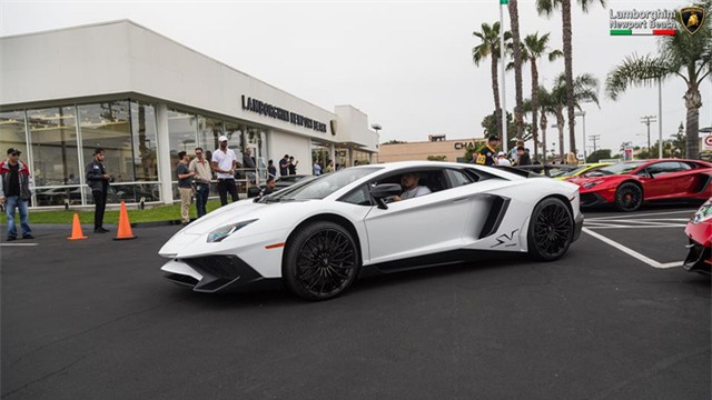 12 chiếc siêu xe hàng hiếm Lamborghini Aventador SV đủ màu sắc xuất hiện tại Mỹ - Ảnh 5.