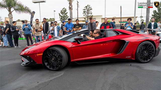 12 chiếc siêu xe hàng hiếm Lamborghini Aventador SV đủ màu sắc xuất hiện tại Mỹ - Ảnh 7.