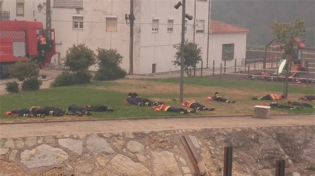 Hình ảnh những người lính cứu hỏa nằm gục trên bãi cỏ khiến cả thế giới cúi mình khâm phục - Ảnh 2.