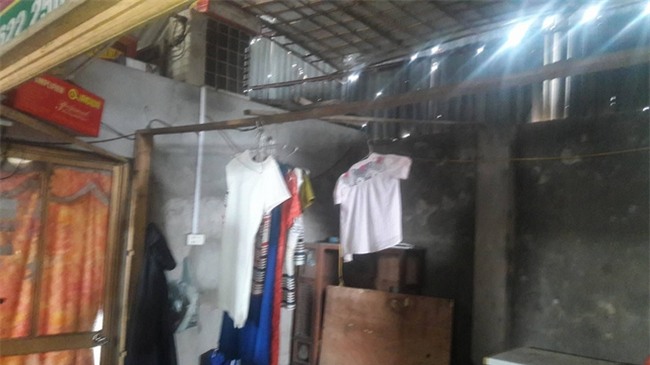 Mẹ nuôi treo tay bé gái 5 tuổi lên xà nhà: Quay clip để gửi cho bà nội thấy cháu ngang bướng - Ảnh 3.