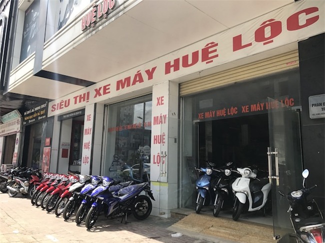 Nhóm thanh niên bịt kín mặt ném nhớt thải pha mắm tôm vào chuỗi 3 cửa hàng xe máy - Ảnh 2.