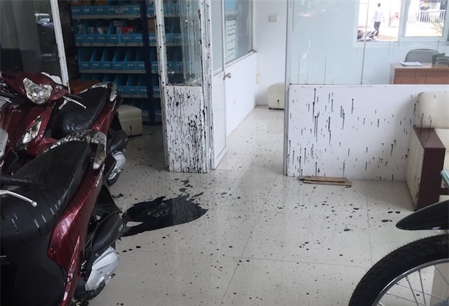 Nhóm thanh niên bịt kín mặt ném nhớt thải pha mắm tôm vào chuỗi 3 cửa hàng xe máy - Ảnh 3.