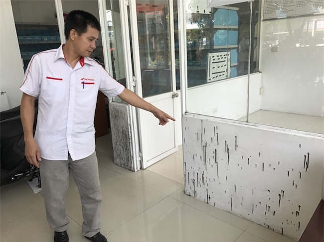 Nhóm thanh niên bịt kín mặt ném nhớt thải pha mắm tôm vào chuỗi 3 cửa hàng xe máy - Ảnh 5.