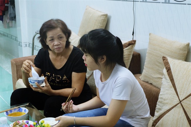 Mẹ bỏ đi, bà nội 60 tuổi làm giúp việc, chạy xe ôm nuôi 3 đứa cháu ở Sài Gòn - Ảnh 11.