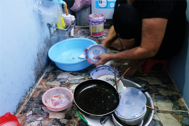 Mẹ bỏ đi, bà nội 60 tuổi làm giúp việc, chạy xe ôm nuôi 3 đứa cháu ở Sài Gòn - Ảnh 4.