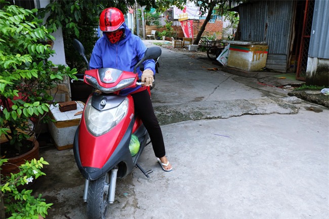 Mẹ bỏ đi, bà nội 60 tuổi làm giúp việc, chạy xe ôm nuôi 3 đứa cháu ở Sài Gòn - Ảnh 6.