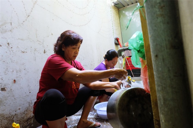 Mẹ bỏ đi, bà nội 60 tuổi làm giúp việc, chạy xe ôm nuôi 3 đứa cháu ở Sài Gòn - Ảnh 7.