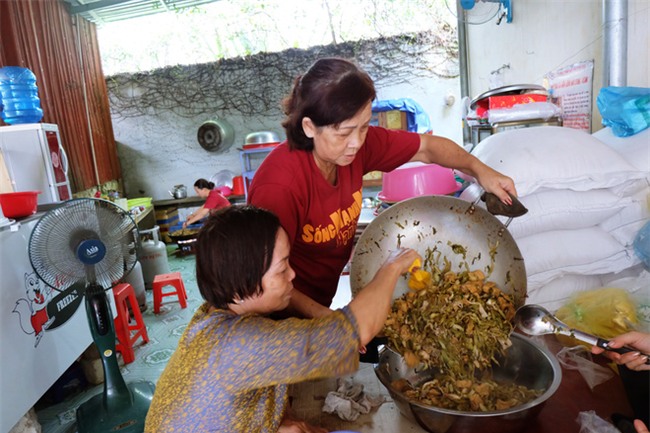 Mẹ bỏ đi, bà nội 60 tuổi làm giúp việc, chạy xe ôm nuôi 3 đứa cháu ở Sài Gòn - Ảnh 8.