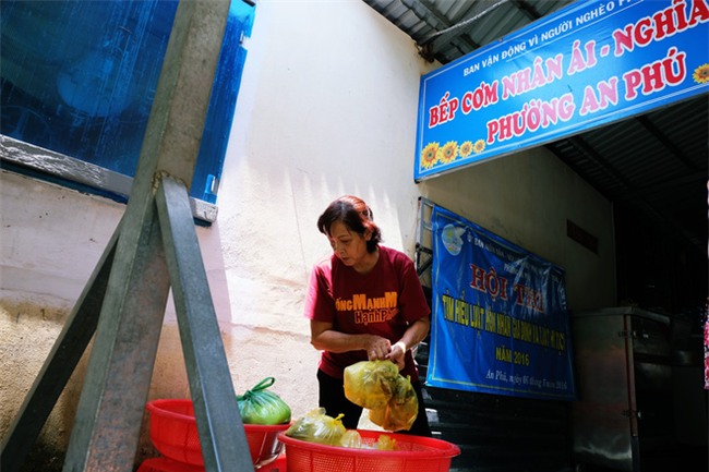 Mẹ bỏ đi, bà nội 60 tuổi làm giúp việc, chạy xe ôm nuôi 3 đứa cháu ở Sài Gòn - Ảnh 9.