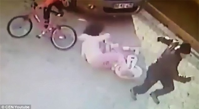 Người đàn ông bị bắt giữ sau khi cầm gạch, bất thình lình đập vào đầu bé gái giữa đường - Ảnh 3.