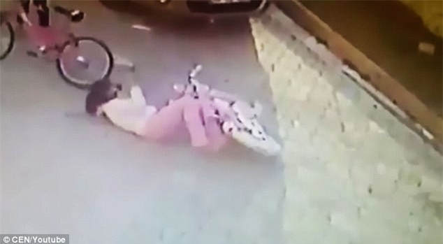 Người đàn ông bị bắt giữ sau khi cầm gạch, bất thình lình đập vào đầu bé gái giữa đường - Ảnh 4.