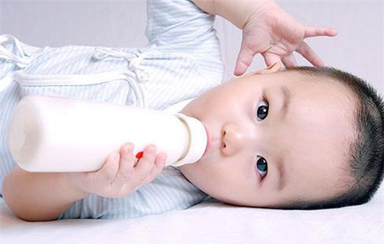 cho con uong sua kieu nay bao sao khong co chat dinh duong lai hay dau bung - 2
