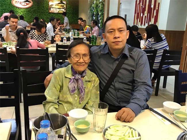 Khoảnh khắc bà - cháu và bộ quần áo sau 20 năm khiến bao người xúc động - Ảnh 3.