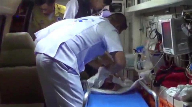 Bé sơ sinh bị cha mẹ bỏ rơi cạnh thùng rác, lao công hoảng sợ khi phát hiện bé bị kiến bu toàn thân - Ảnh 2.