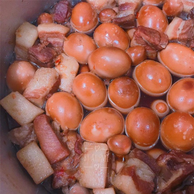 Kho thịt liu riu khoảng 3 tiếng, khi chín thịt sẽ mềm và ngấm gia vị, có màu đẹp mắt.