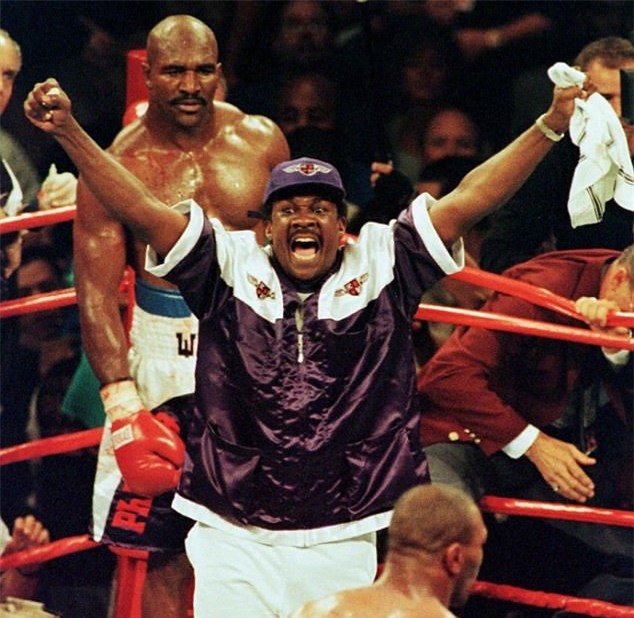 Tron 20 nam khoanh khac kinh di Mike Tyson can tai Holyfield hinh anh 10