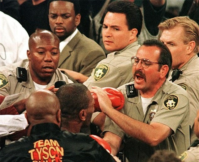 Tron 20 nam khoanh khac kinh di Mike Tyson can tai Holyfield hinh anh 12