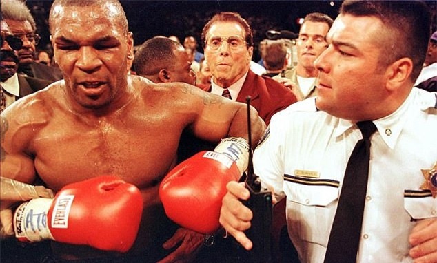 Tron 20 nam khoanh khac kinh di Mike Tyson can tai Holyfield hinh anh 13