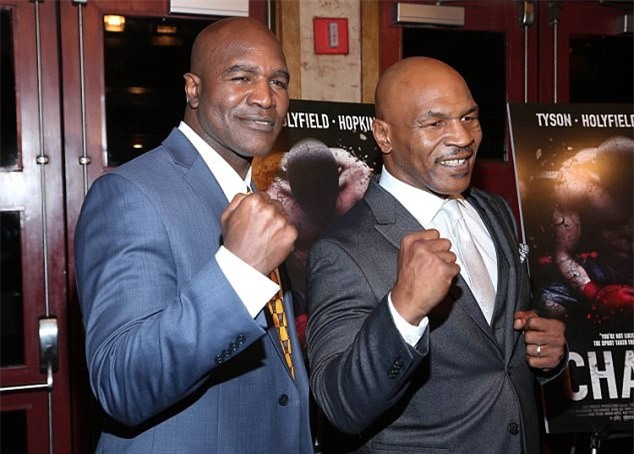 Tron 20 nam khoanh khac kinh di Mike Tyson can tai Holyfield hinh anh 14