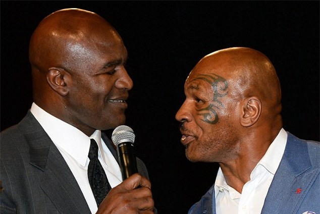 Tron 20 nam khoanh khac kinh di Mike Tyson can tai Holyfield hinh anh 5