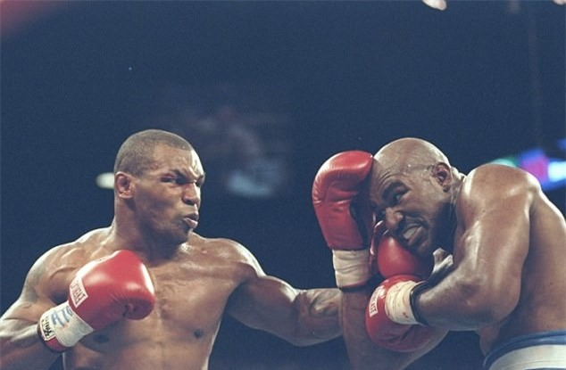 Tron 20 nam khoanh khac kinh di Mike Tyson can tai Holyfield hinh anh 6