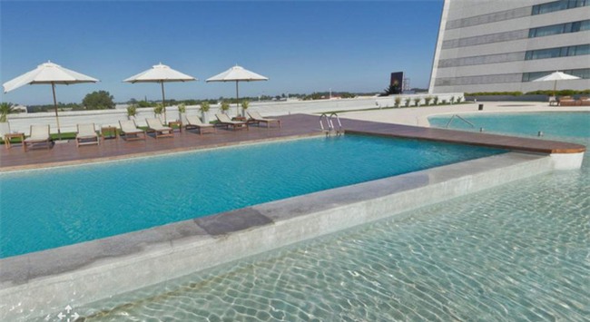 Khám phá bên trong tổ hợp khách sạn hoành tráng, nơi diễn ra tiệc cưới của Messi và Antonella - Ảnh 2.