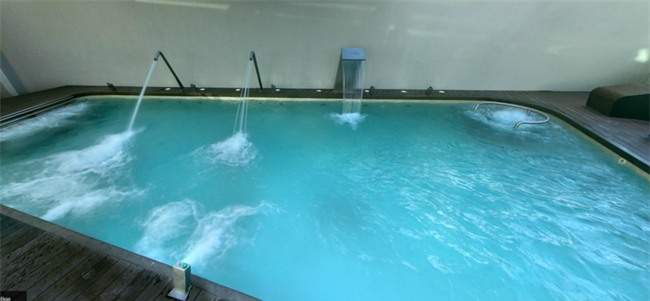 Khám phá bên trong tổ hợp khách sạn hoành tráng, nơi diễn ra tiệc cưới của Messi và Antonella - Ảnh 3.