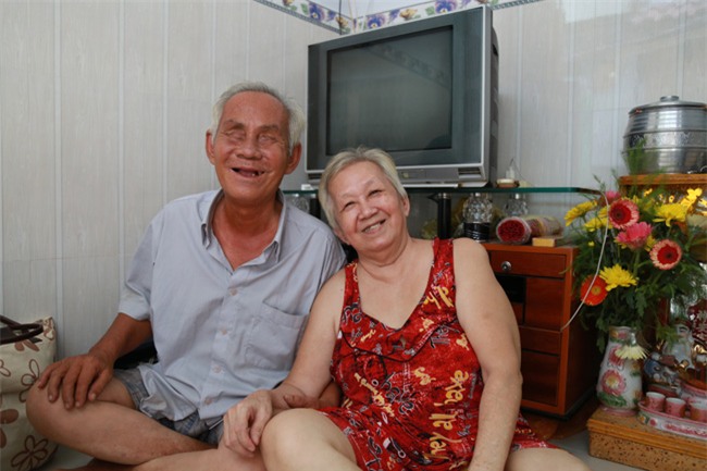 tinh yeu “chi - em” xuyen the ky cua ong lao mu va nguoi vo rong ruoi tu nhung ngay via he - 1