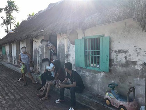 thai do bat ngo cua co gai xinh dep khi thay nha ban trai lup xup - 2